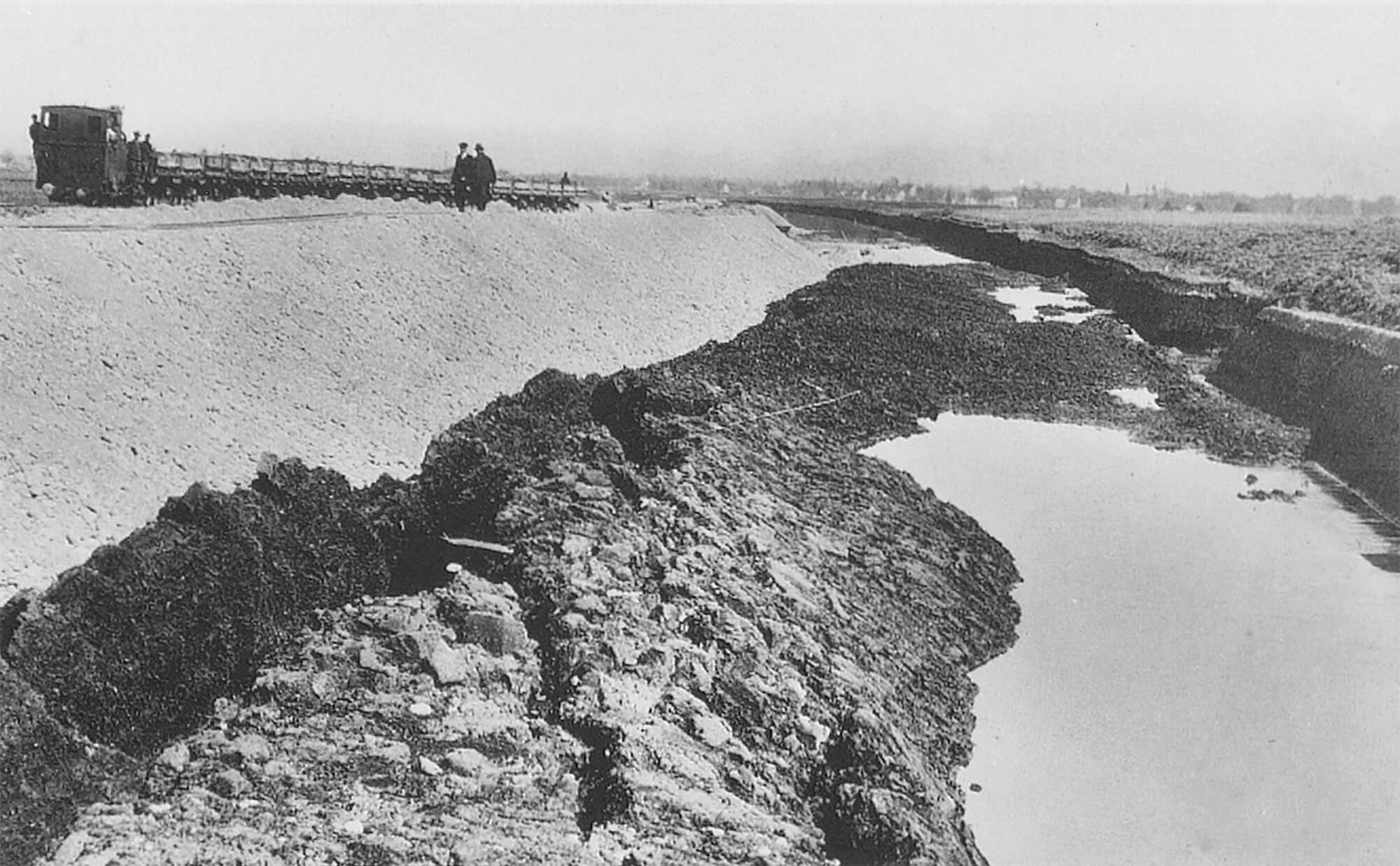 Diepoldsauer Durchstich. Torfauftrieb infolge Dammschüttung. Winter 1910/11